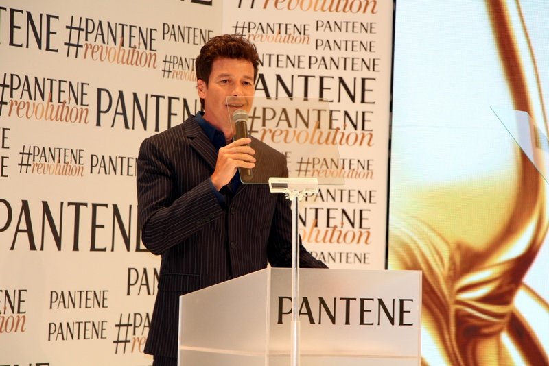 Rodrigo Faro completa 53 anos e recebe homenagem de Vera Viel
